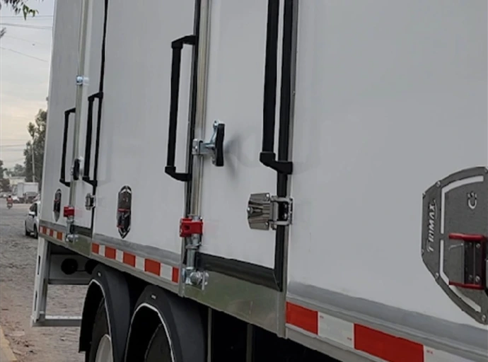 A truck trailer is bonded with an ADINOX MS40.